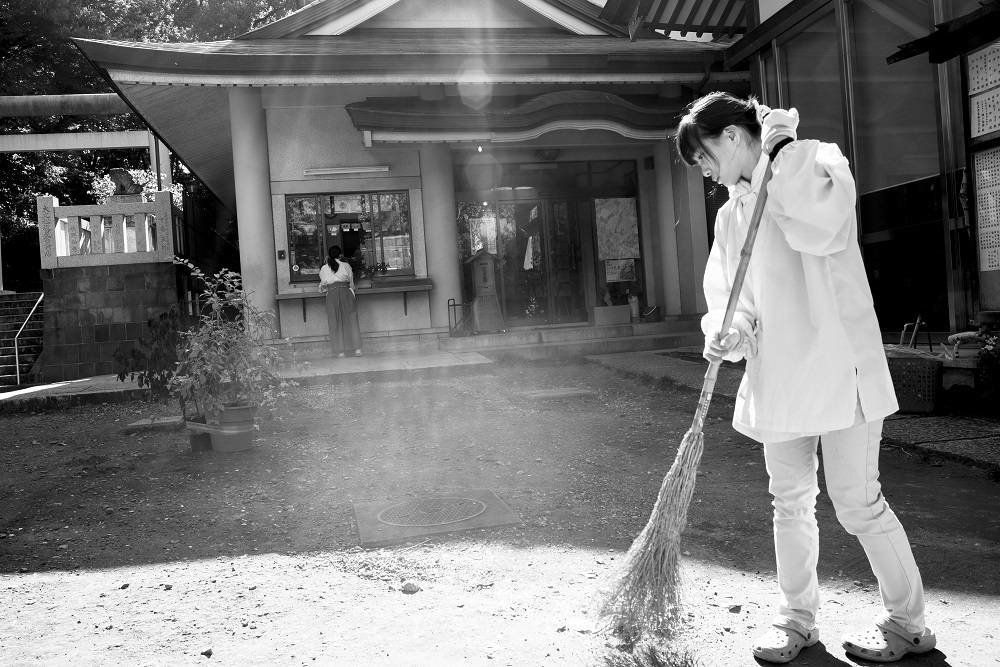 The Japanese pay a  ot of attention to the cleanliness of public areas. Litter or dirt is almost non-existent, not only at popular tourist haunts, but also in other residential parts of the city. This is almost incredible for a European, especially considering the average population density in Japanese cities.