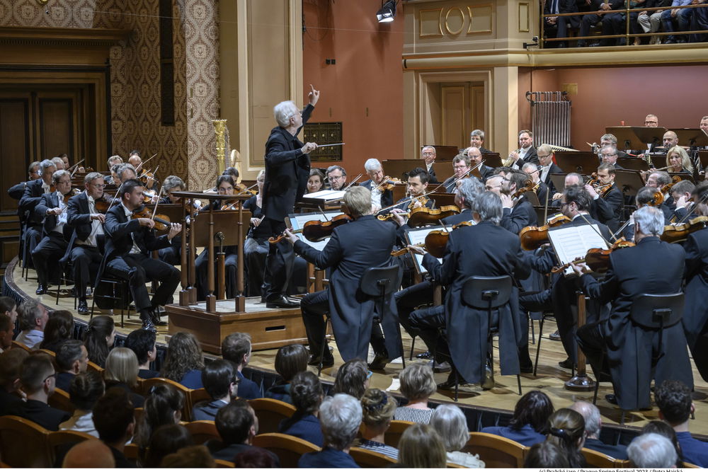 Americký skladatel a dirigent John Adams debutuje na Pražském jaru 2023 s Českou filharmonií.