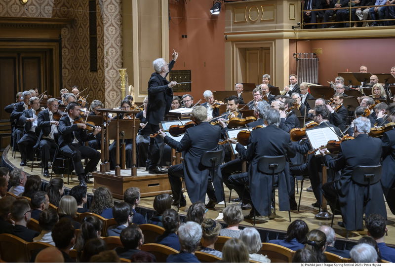 Americký skladatel a dirigent John Adams debutuje na Pražském jaru 2023 s Českou filharmonií.