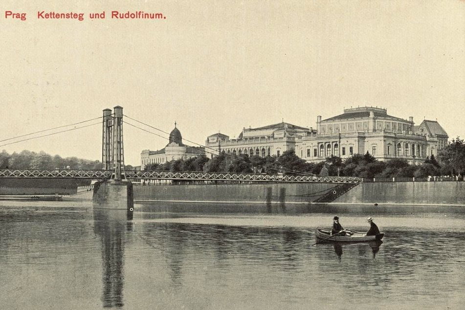 Jedna z pohlednic zachycují železnou lávku a Rudolfinum