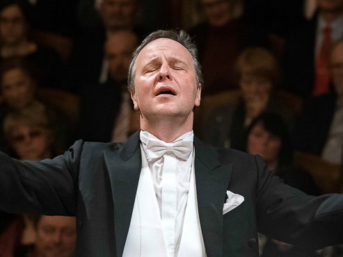 Ilustrační obrázek článku 'Ladírna: Potěšit živé a nevyhrožovat zemřelým. Rekviem jako pozitivní zpráva o věčnosti'