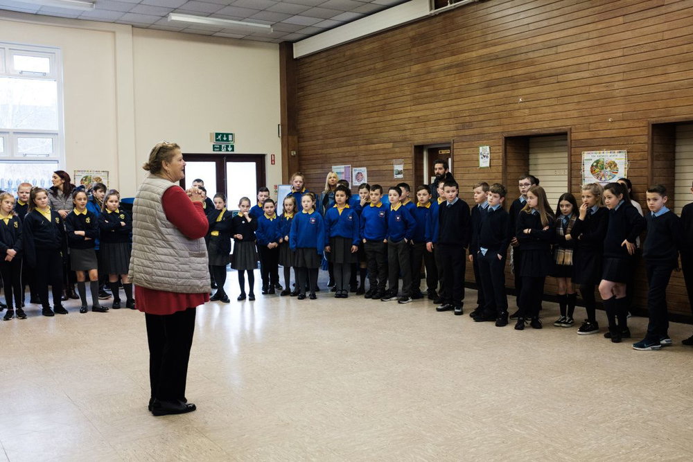 Tady už jsme o&nbsp;den později na&nbsp;setkání dětí ze&nbsp;tří belfastských škol – katolických a&nbsp;protestantských – na&nbsp;Good Shepherd Primary School. Začíná hudební a&nbsp;taneční workshop s&nbsp;Čhavorenge. A&nbsp;na&nbsp;belfastských dětech je vidět určité obavy z&nbsp;toho, co je v&nbsp;následujících dvou hodinách čeká