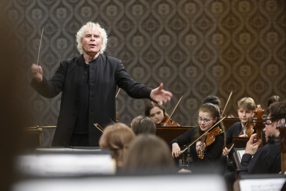 Benefiční koncert IV, sir Simon Rattle a Česká studentská filharmonie