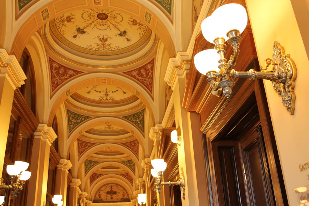 Troubení a chřestění ve foyer