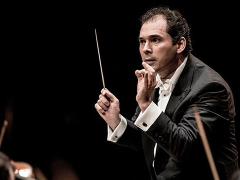 Ilustrační obrázek článku 'Vyslanec míru a opatrné neutrality. Dirigent Tugan Sochijev a jeho francouzsko-ruská mise s Českou filharmonií'