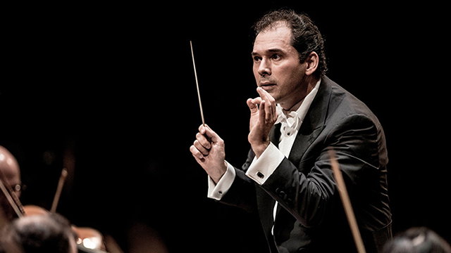 Vyslanec míru a opatrné neutrality. Dirigent Tugan Sochijev a jeho francouzsko-ruská mise s Českou filharmonií