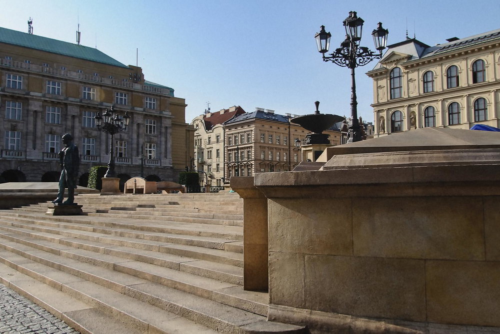Místo natáčení filmu The Gray Man americkou produkcí pro Netflix. Mezi Rudolfinem a Filozofickou fakultou v Praze na náměstí Jana Palacha filmaři vybudovali novou scénu se schody a  kašnou.