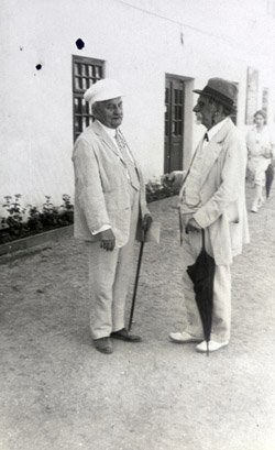 Janáček typicky v bílém