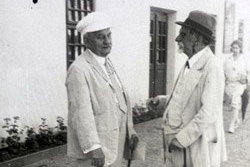 Janáček typicky v bílém