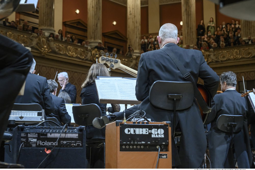 Americký skladatel a dirigent John Adams debutuje na Pražském jaru 2023 s Českou filharmonií.