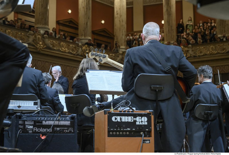 Americký skladatel a dirigent John Adams debutuje na Pražském jaru 2023 s Českou filharmonií.