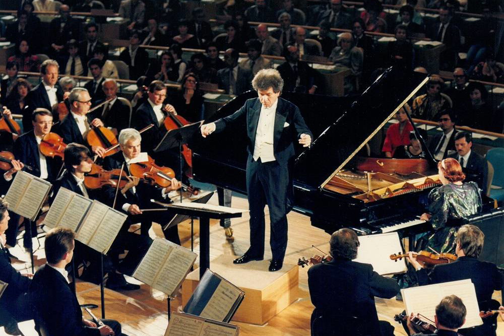 Jiří Bělohlávek diriguje koncert v United Nations General Assembly v říjnu 1990