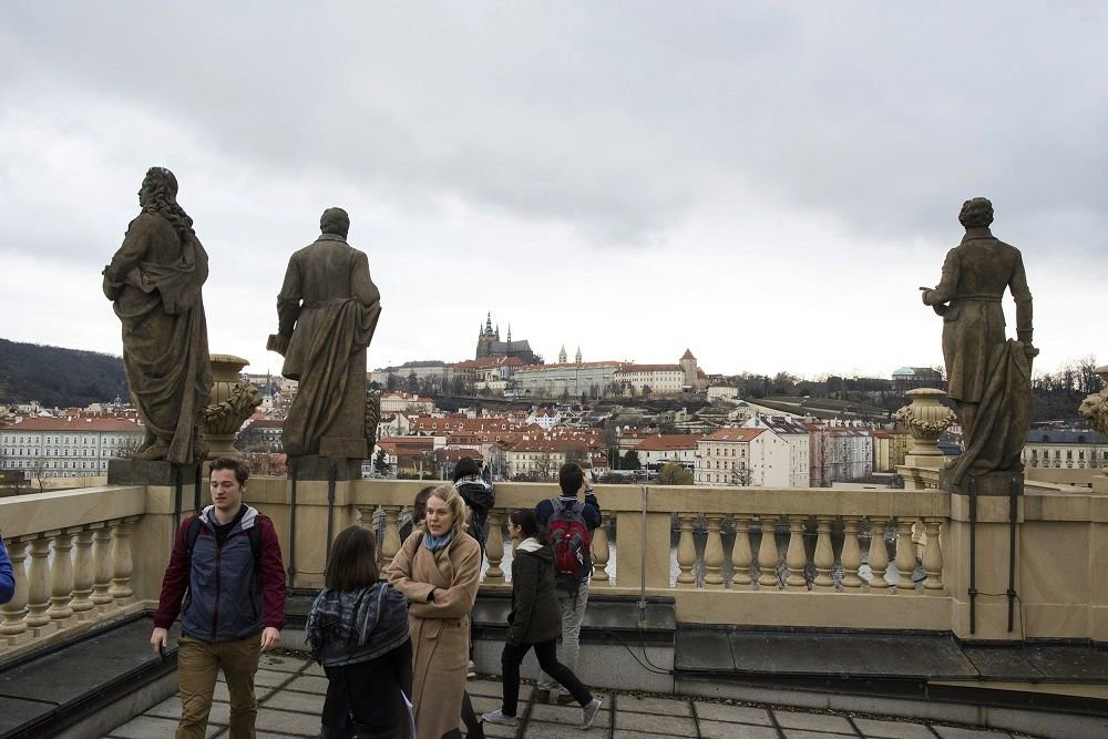 Ze střechy na Prahu shlíží kamenní skladatelé