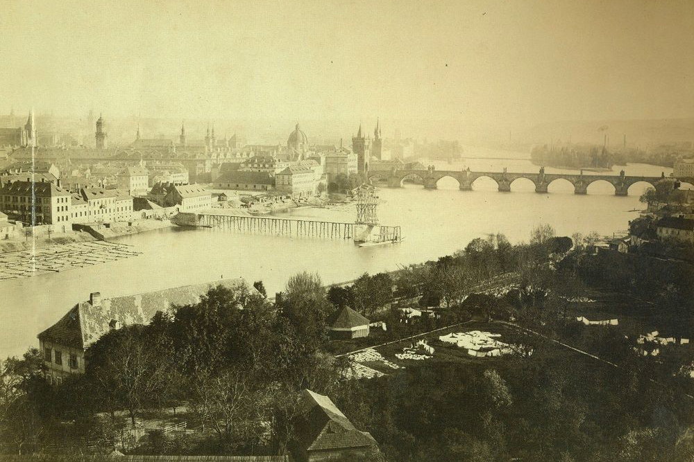 Na začátku roku 1869 byla stavba železné lávky v plném proudu