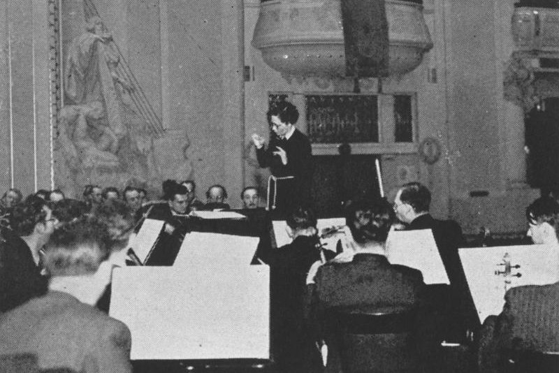 Vítězslava Kaprálová diriguje Českou filharmonii