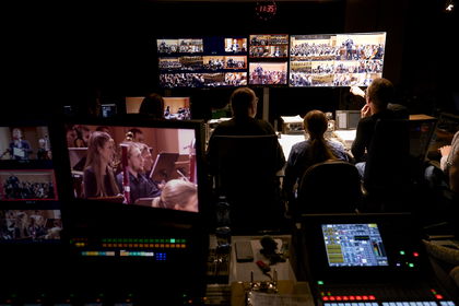 Záběr na celé TV studio včetně režie