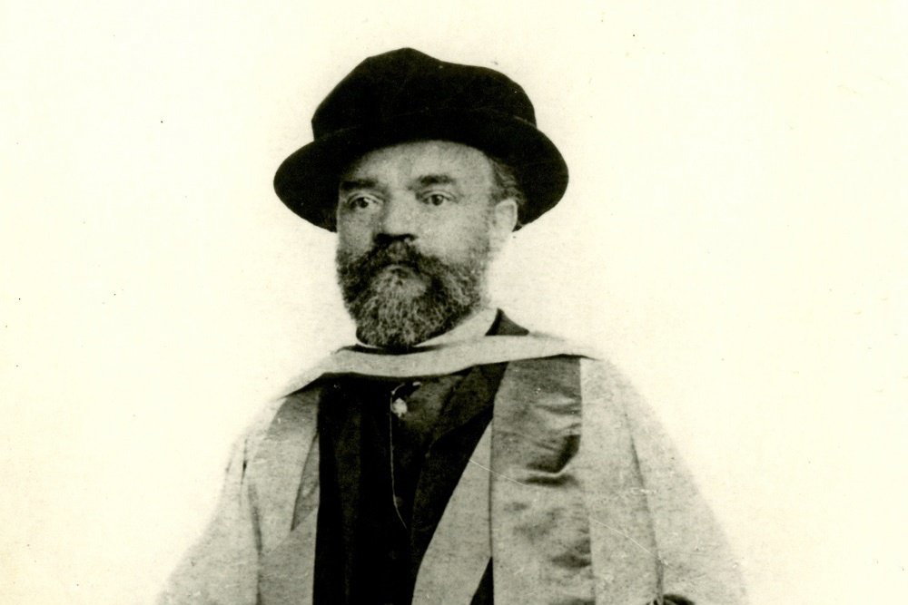 Antonín Dvořák v&nbsp;taláru při&nbsp;udělování čestného doktorátu v&nbsp;Cambridge. Fotografie i&nbsp;talár jsou dochovány ve&nbsp;sbírkách Národního muzea – Českého muzea hudby