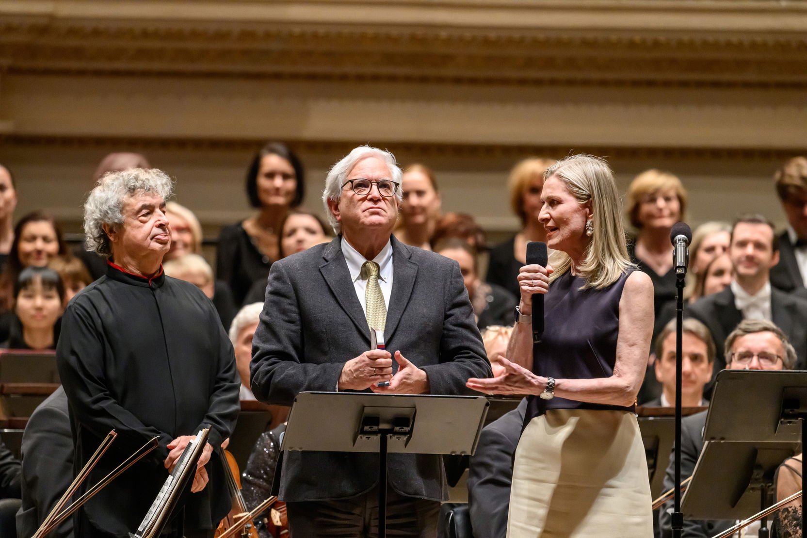 Prezidentka DAHA Susan Lucak a viceprezident DAHA Michael Beckerman předávají cenu Antonína Dvořáka šéfdirigentovi Semjonovi Byčkovovi.