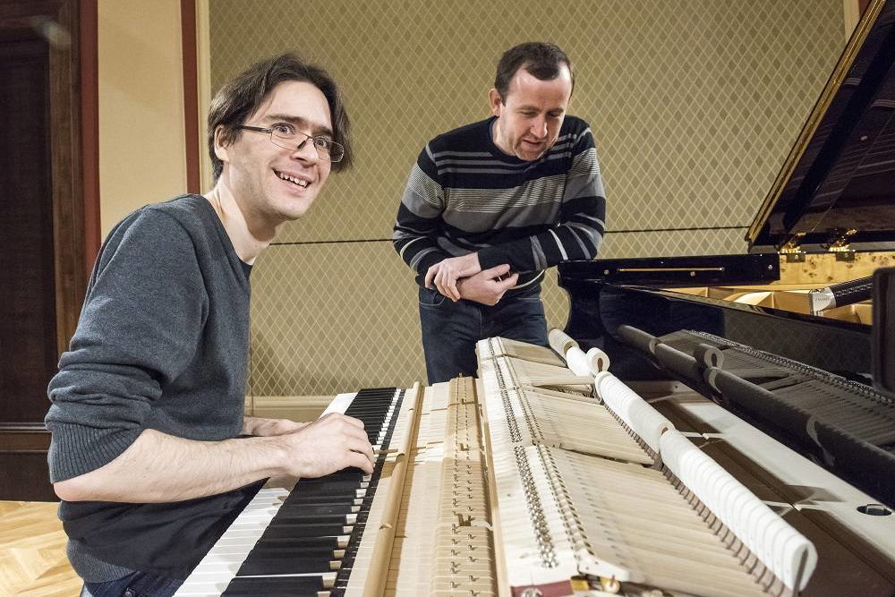 Ladění a zkouška nového piana Fazioli, zleva klavírní technik Michael Schimpelsberger a Jan Machart