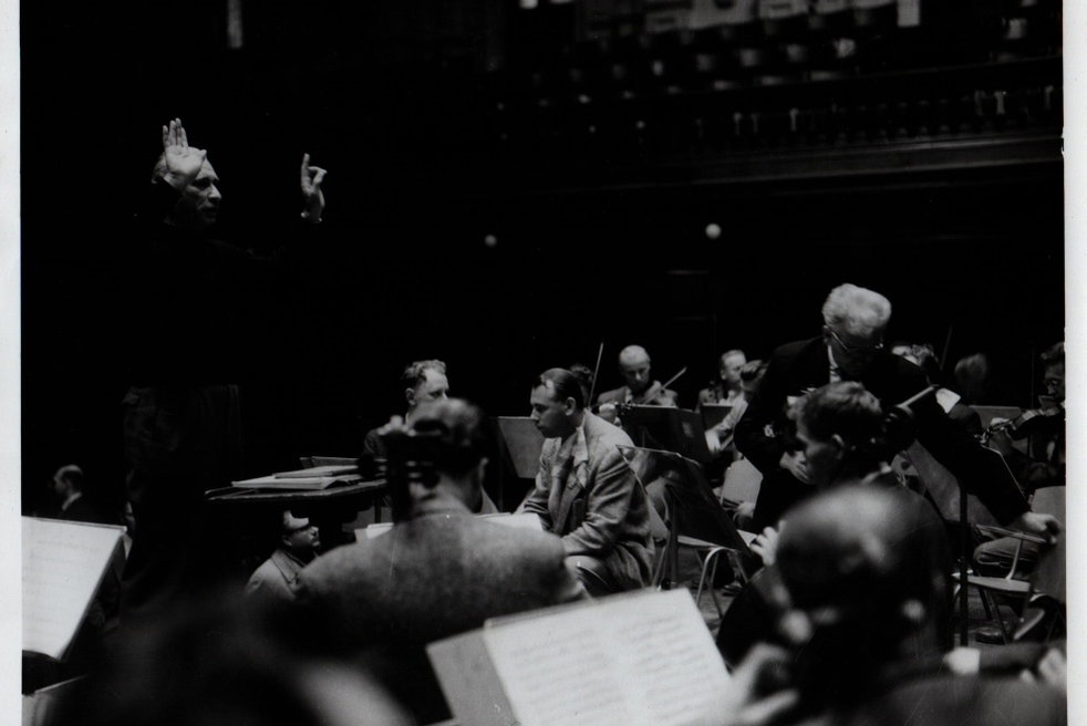 Karel Ančerl a orchestr při zkoušce