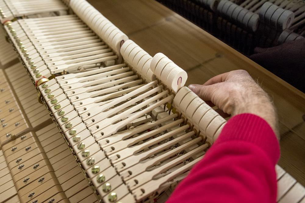 Jan Machart při ladění klavíru Steinway