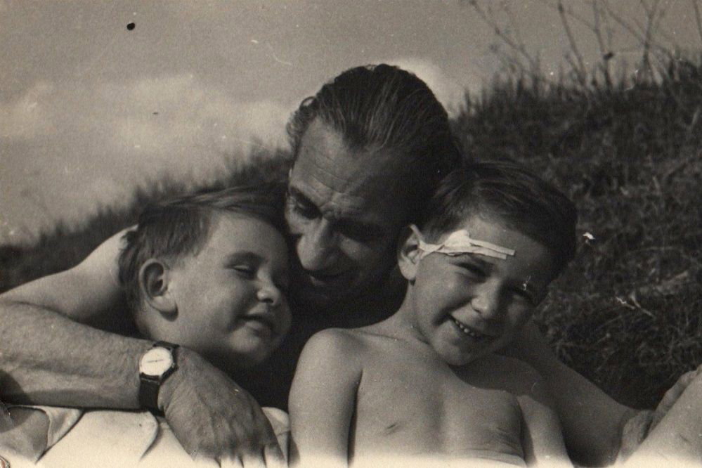 Karel Ančerl se syny Jiřím a Ivanem v létě 1952
