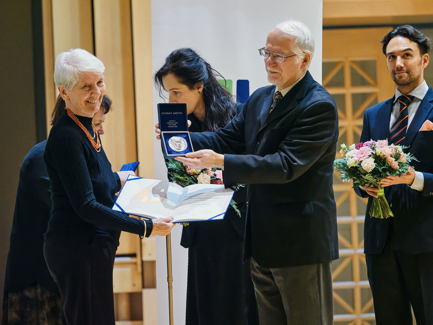 Jana Klimtová přebírá pamětní medaili udělenou Nadací Bohuslava Martinů, 2024