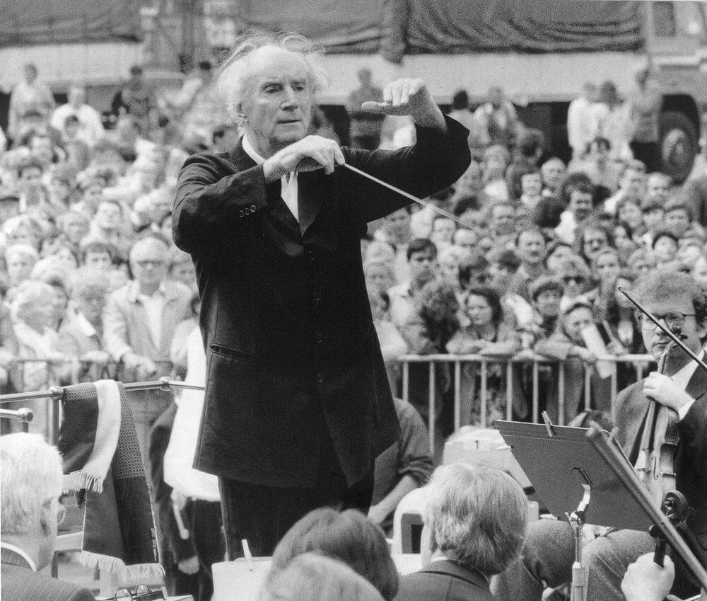 Rafael Kubelík diriguje Českou filharmonii na slavnostním koncertu na Staroměstském náměstí v roce 1990 / Foto: Zdeněk Chrape, Archiv České filharmonie