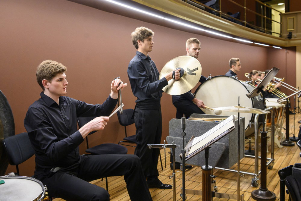 Benefiční koncert IV, sir Simon Rattle a Česká studentská filharmonie