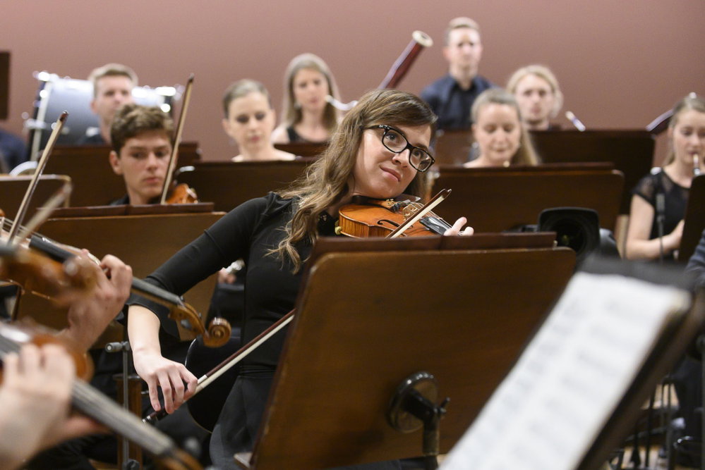 Benefiční koncert IV, sir Simon Rattle a Česká studentská filharmonie