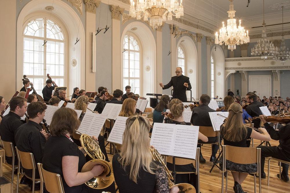 Členové Orchestrální akademie při koncertech
