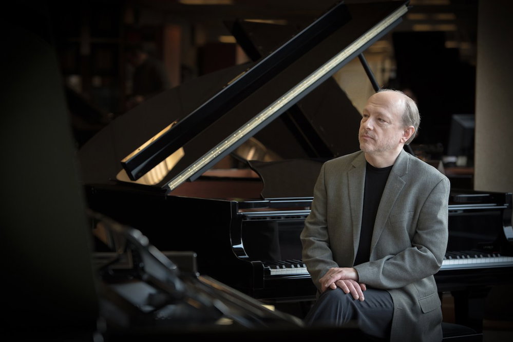 Frankokanadský klavírista Marc-André Hamelin s Českou filharmonií předvede působivý Koncert pro klavír a orchestr F dur od George Gershwina.