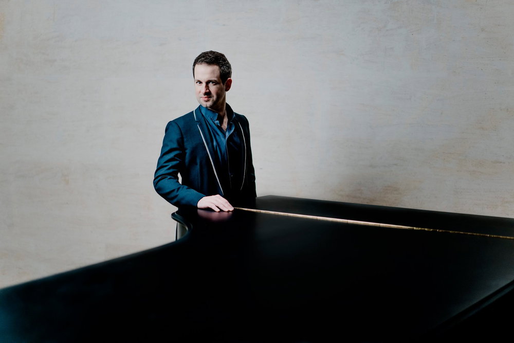 Když ve svých 21 letech napsal Richard Strauss Burlesku pro klavír a orchestr, špičkoví pianisté ji označili za příliš virtuózní a nehratelnou. Francouzský pianista Bertrand Chamayou si s ní ale jistě poradí.