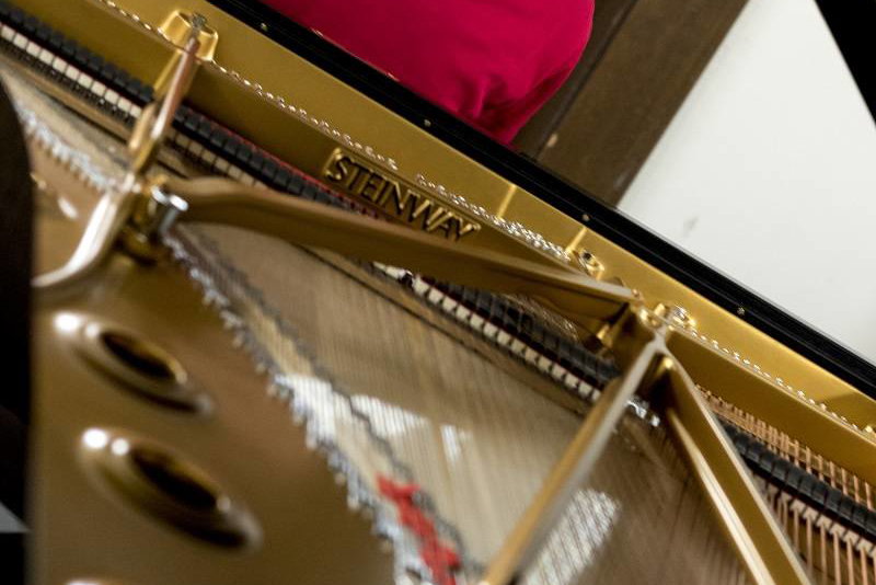 Jan Machart při ladění klavíru Steinway