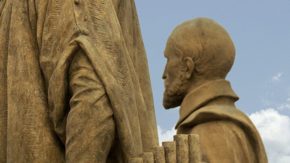 Sochařská výzdoba na balustrádě Rudolfina