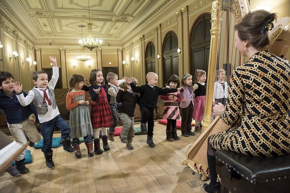 Jana Boušková v &nbsp;edukačním programu Rudolfinek – Hravá harfa