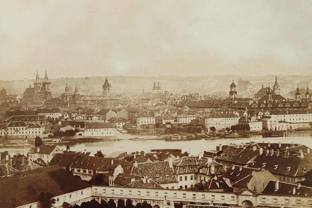 Staroměstský břeh kolem roku 1867 krátce před stavbou lávky