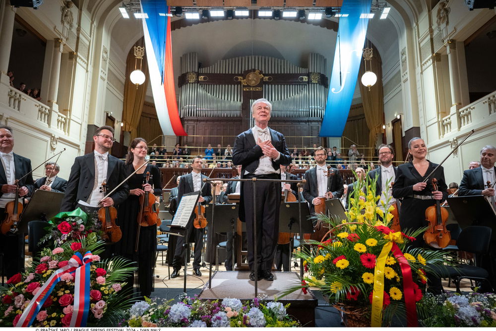 David Robertson a Česká filharmonie na Pražském jaru 2024, kdy společně uvedli evropskou premiéru skladby Superorganisms Miroslava Srnky.