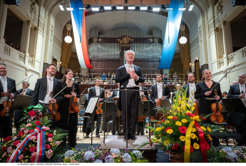 David Robertson a Česká filharmonie na Pražském jaru 2024, kdy společně uvedli evropskou premiéru skladby Superorganisms Miroslava Srnky.