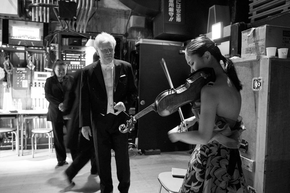 Jiří Bělohlávek and Sayaka Shoji share the last moments before the start of the performance while the audience waits excitedly.