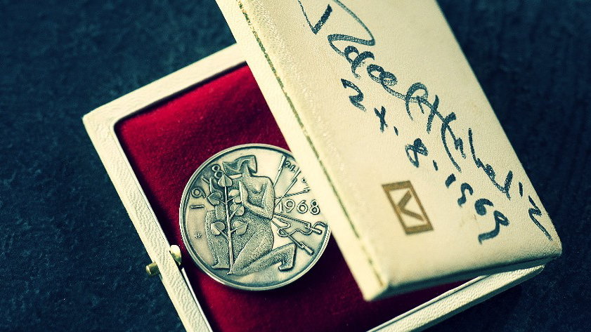 The medal in a box with Rafael Kubelík's signature