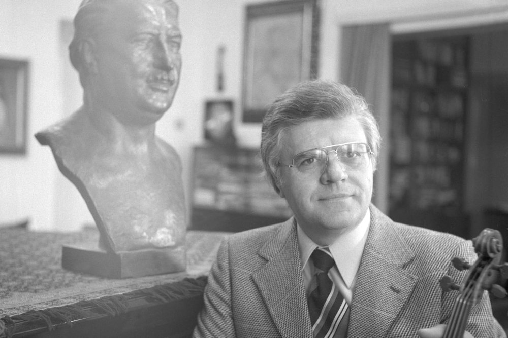 Josef Suk mladší s bustou svého dědečka