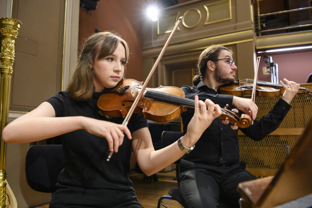 Benefiční koncert IV, sir Simon Rattle a Česká studentská filharmonie