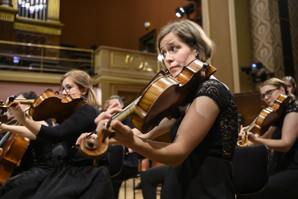 Benefiční koncert IV, sir Simon Rattle a Česká studentská filharmonie