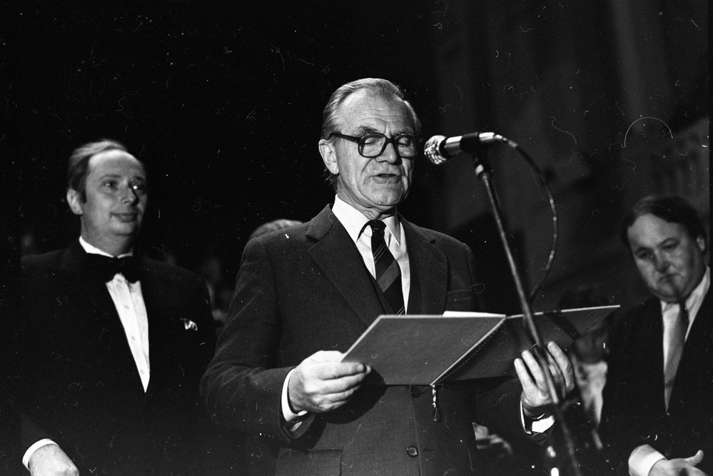 Herec Radovan Lukavský čte prohlášení ČF z 20. listopadu 1989