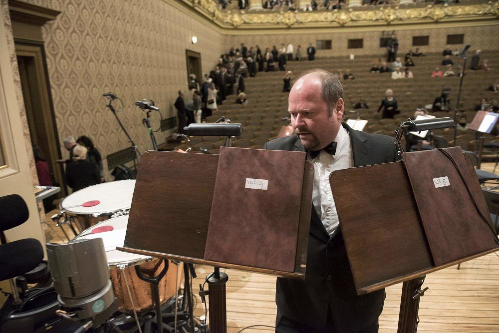 Příprava notových partů o přestávce koncertu
