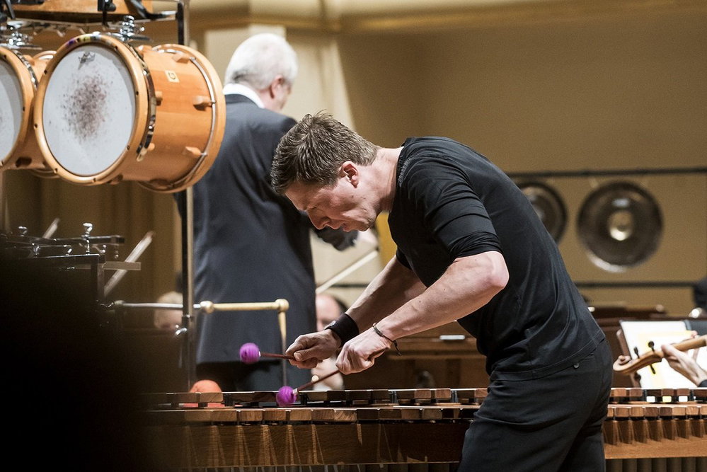 Martin Grubinger s Peterem Eötvösem a Českou filharmonií v roce 2016