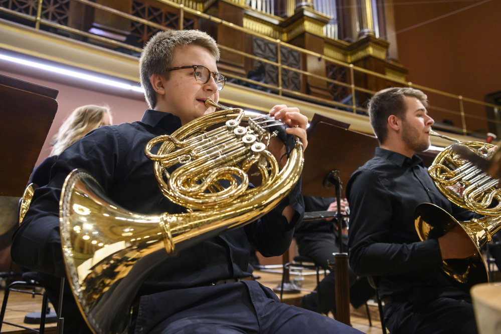 Benefiční koncert IV, sir Simon Rattle a Česká studentská filharmonie