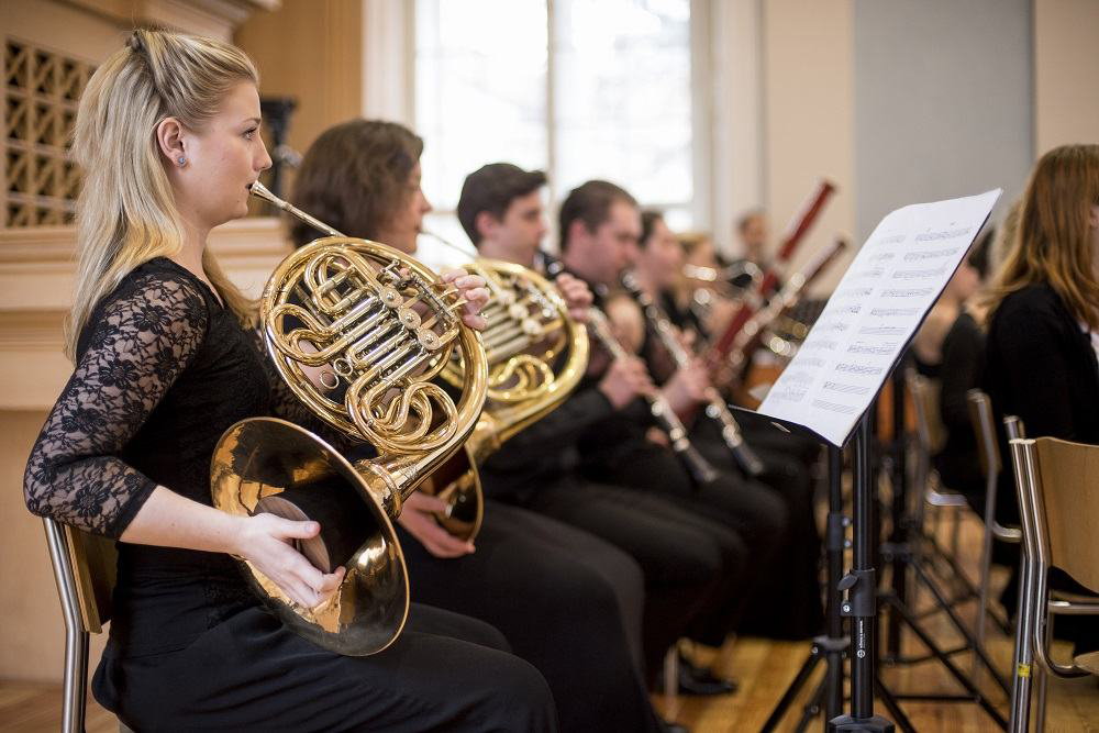 Členové Orchestrální akademie při koncertech