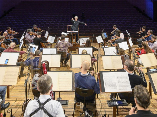 Ilustrační obrázek článku 'Okouzlení zvukem, svobodou i&nbsp;matičkou Prahou. Světová esa píší pro Českou filharmonii'